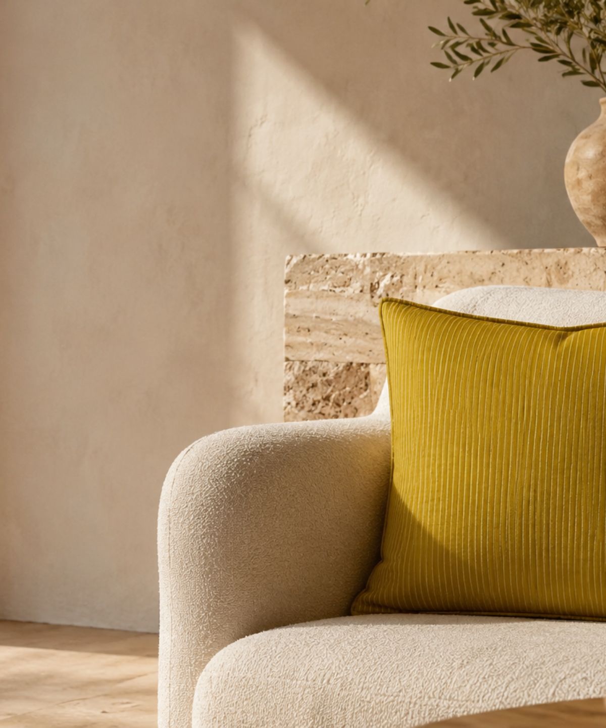 Mèliso σε cream boucle δίπλα σε travertine και ελιά με απογευματινό φως